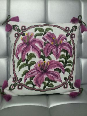Фото вышивки крестом подушки 'Лилии', вышитой по схеме, созданной программой 'Бисер и мулине с MyJane'.